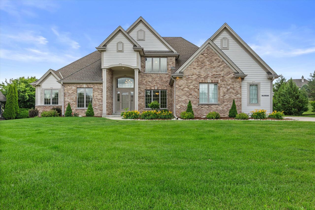 W218N5466 Taylors Woods Dr, Menomonee Falls, WI 53051
