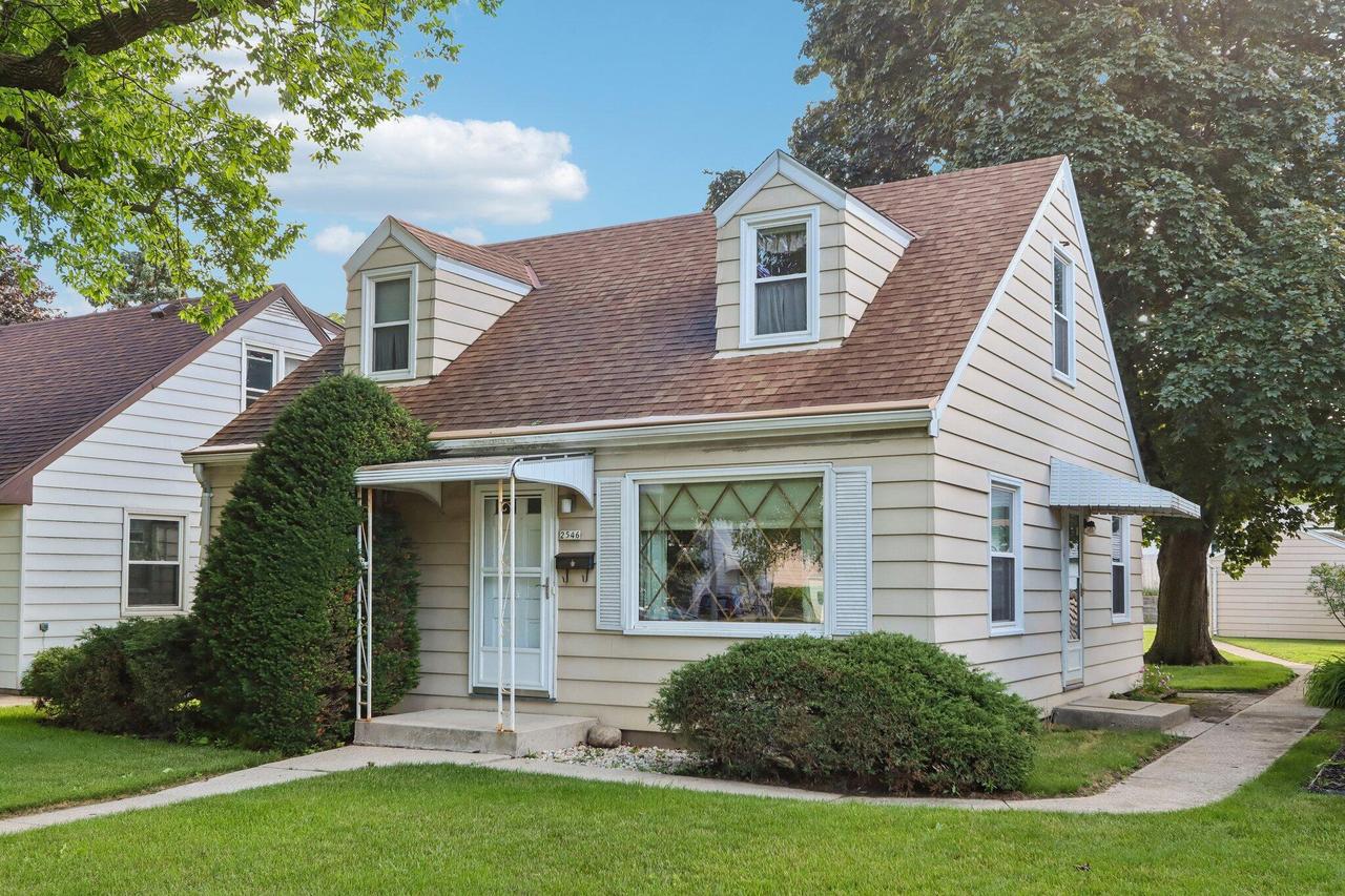 2546 S 99th St, West Allis, WI 53227