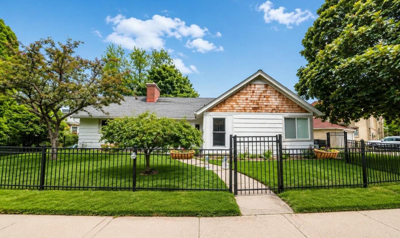 4100 N Ardmore Ave, Shorewood, WI 53211