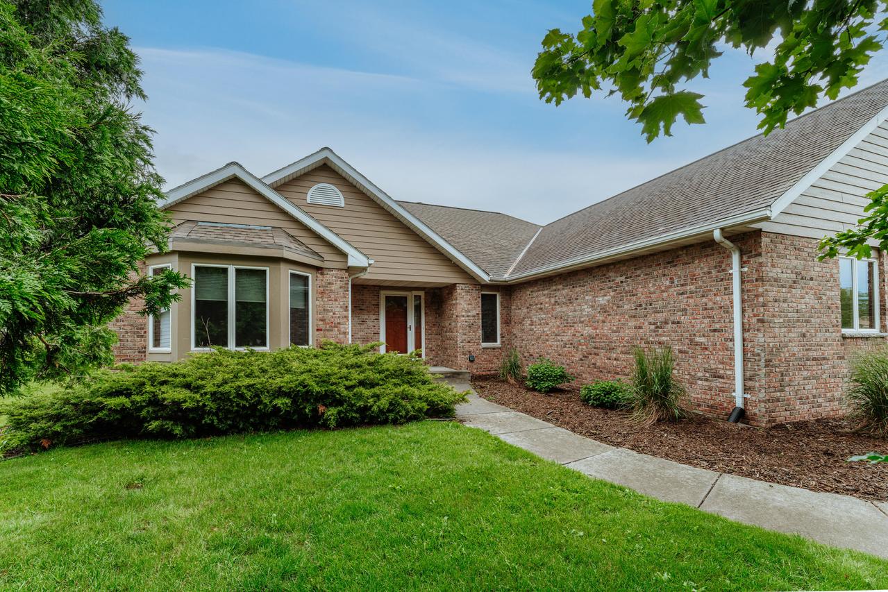 W270N2568 Orchard Ln, Pewaukee, WI 53072