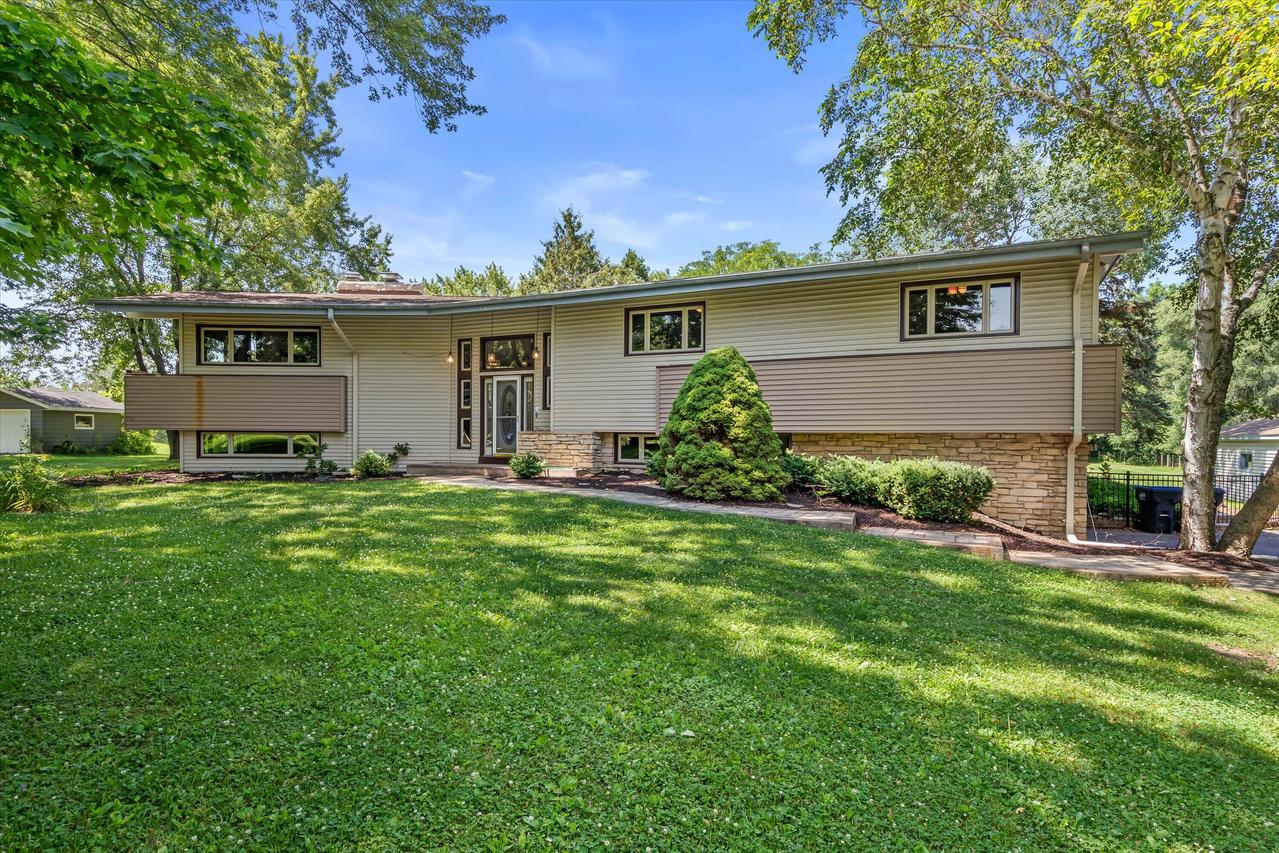 W274S4153 Timber Trl, Waukesha, WI 53189