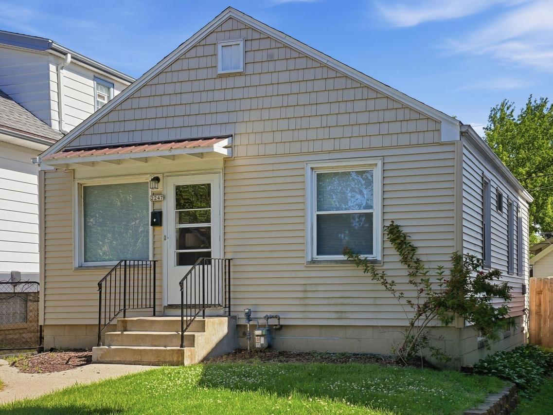 2247 E Vollmer Ave, Milwaukee, WI 53207