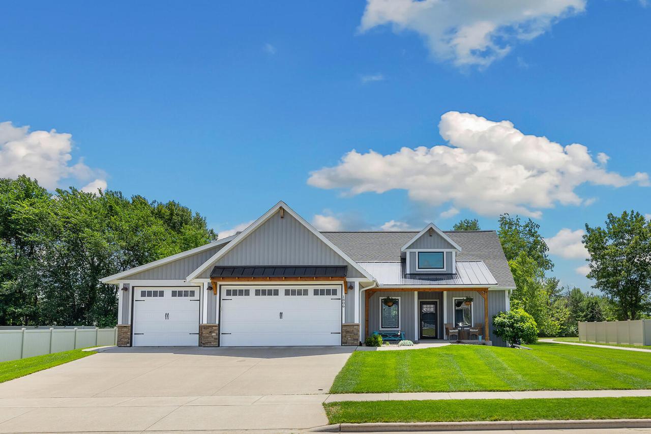 1806 Hudson St, Holmen, WI 54636