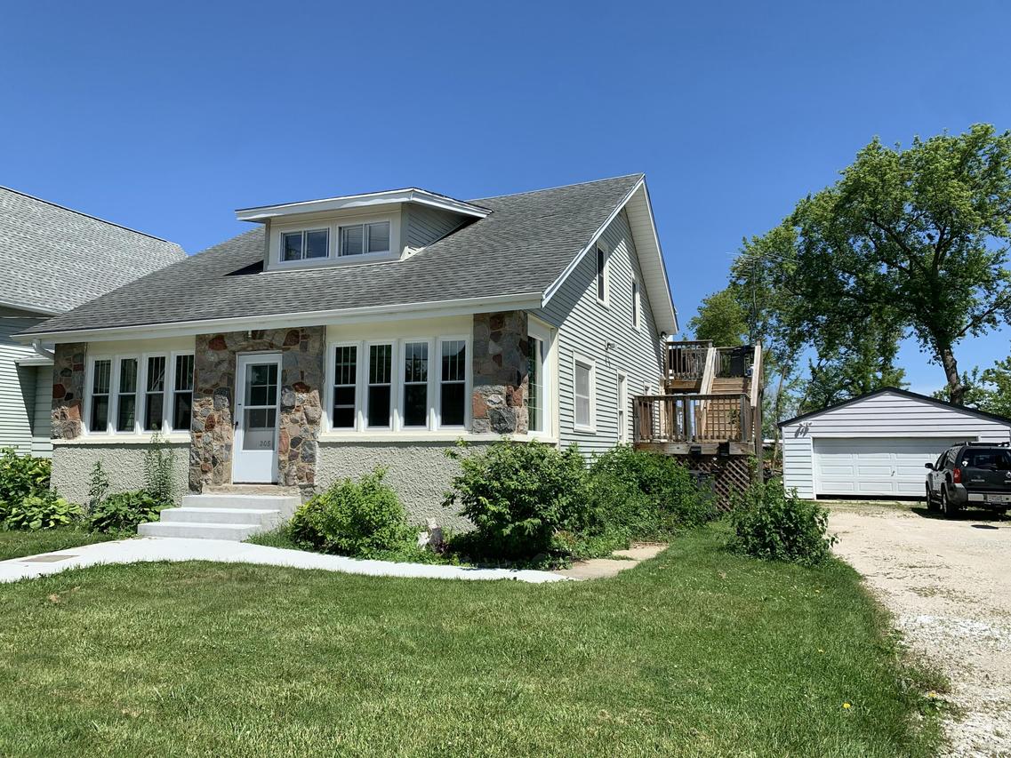 208 Clark St, Pewaukee, WI 53072
