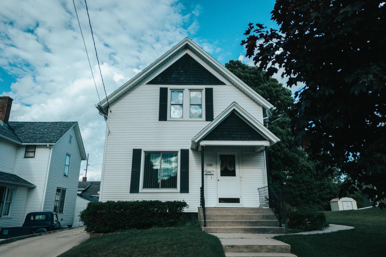1405 S 13th St, Manitowoc, WI 54220