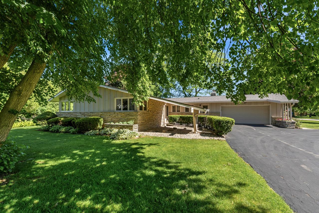 8909 N Maitland Rd, Bayside, WI 53217