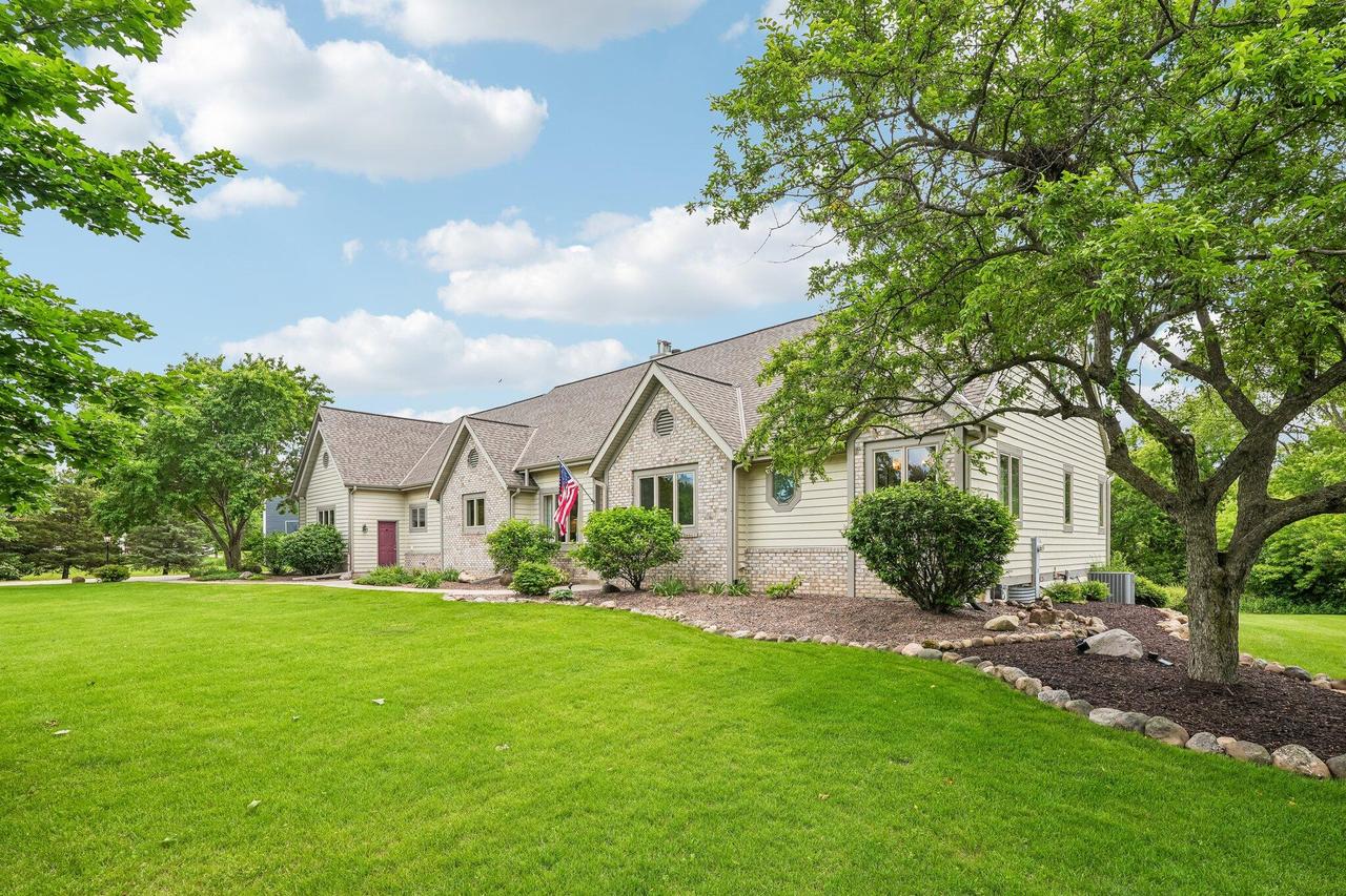 240 Crystal Dr, Hartland, WI 53029