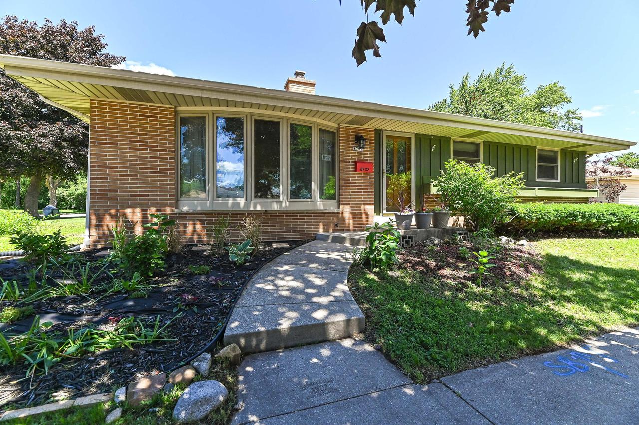 8732 W Burdick Ave, Milwaukee, WI 53227