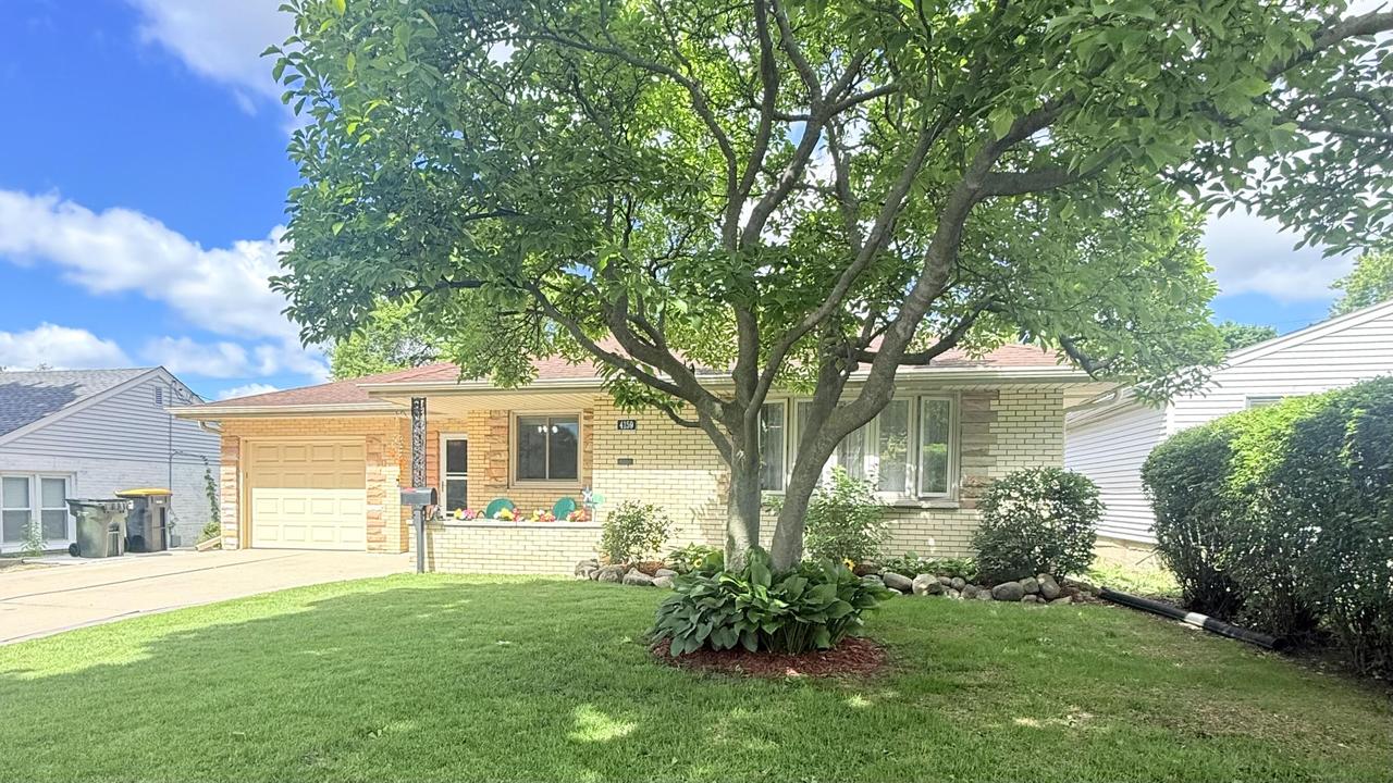4159 N 92nd St, Wauwatosa, WI 53222