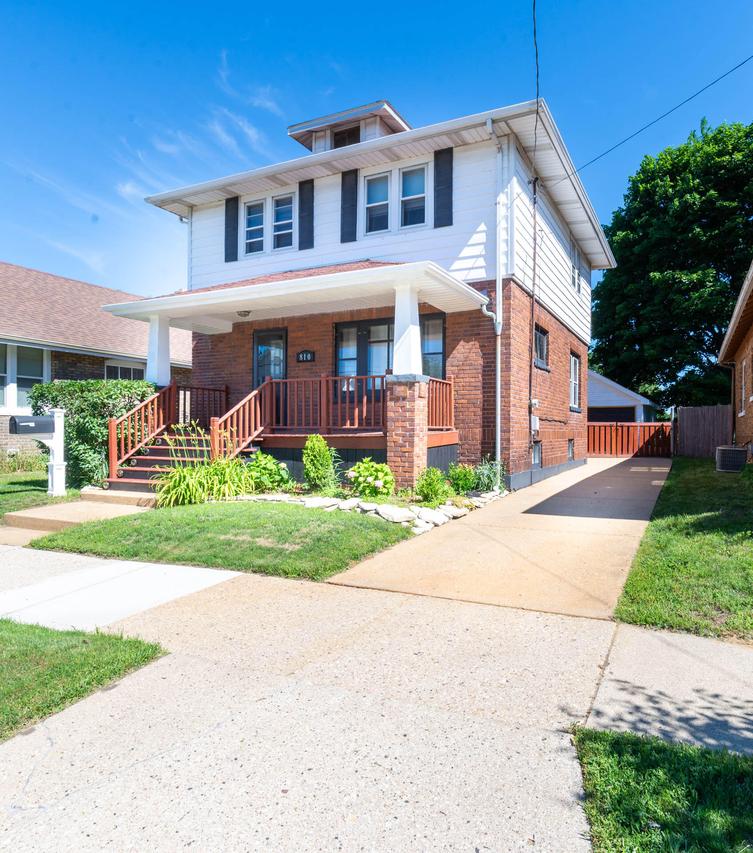 810 73rd St, Kenosha, WI 53143