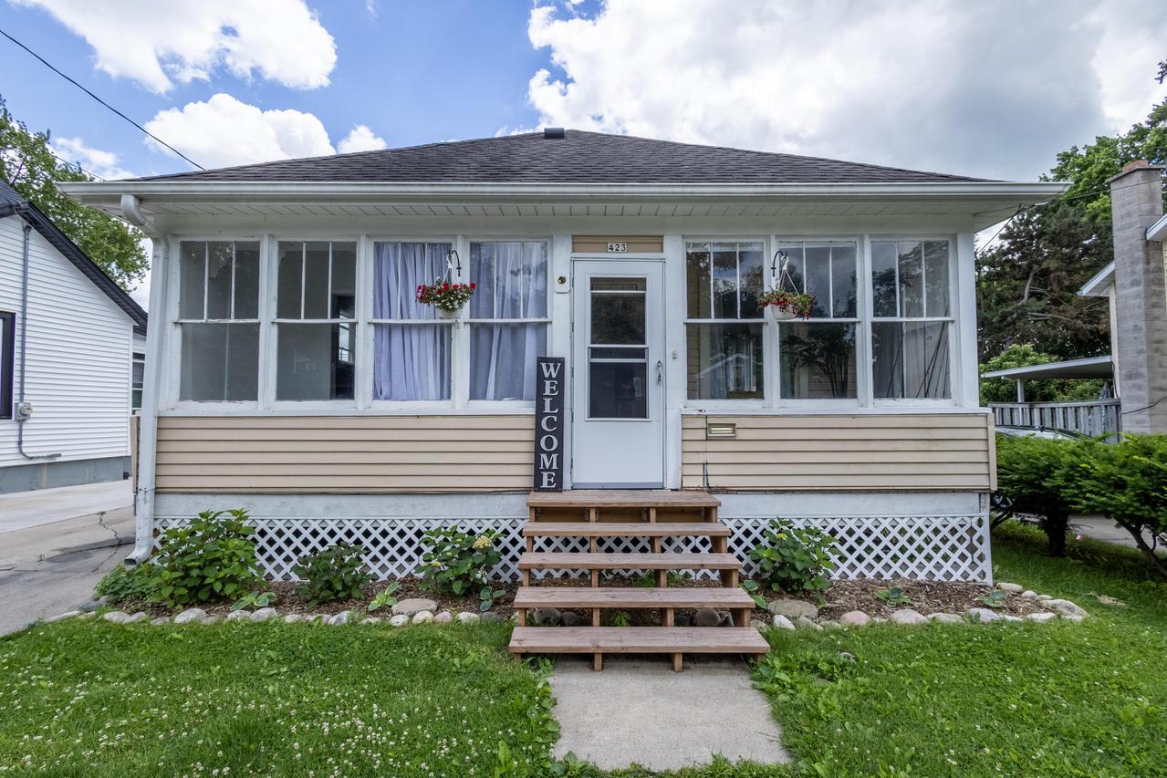 423 W South St, Oconomowoc, WI 53066