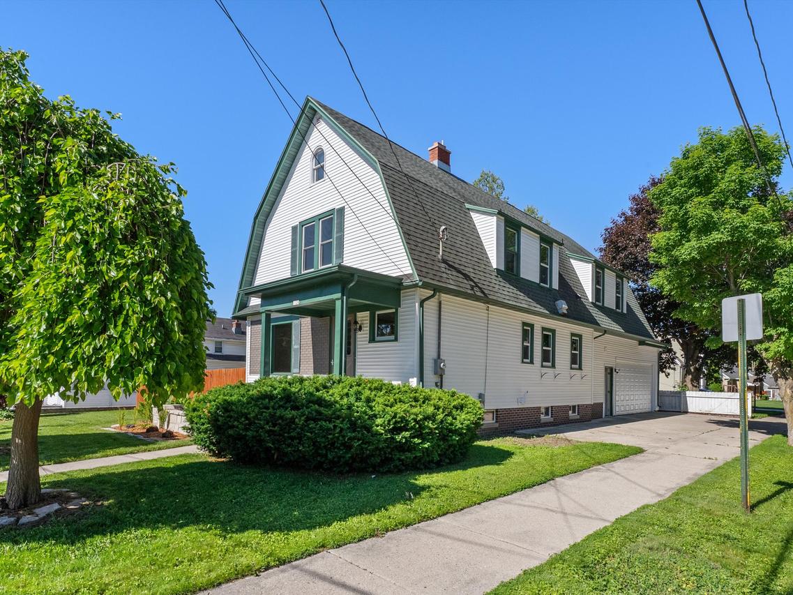 1128 N 11th St, Manitowoc, WI 54220