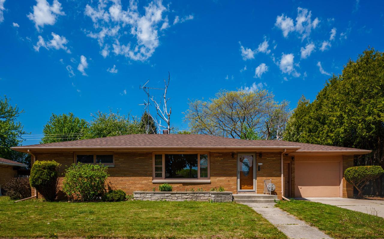 2710 S 17th St, Sheboygan, WI 53081