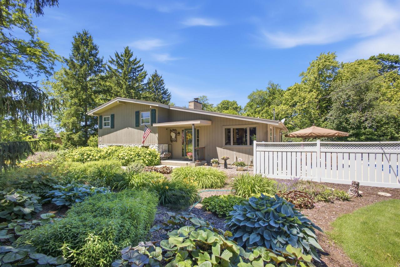 S77W20542 Hillendale Dr, Muskego, WI 53150