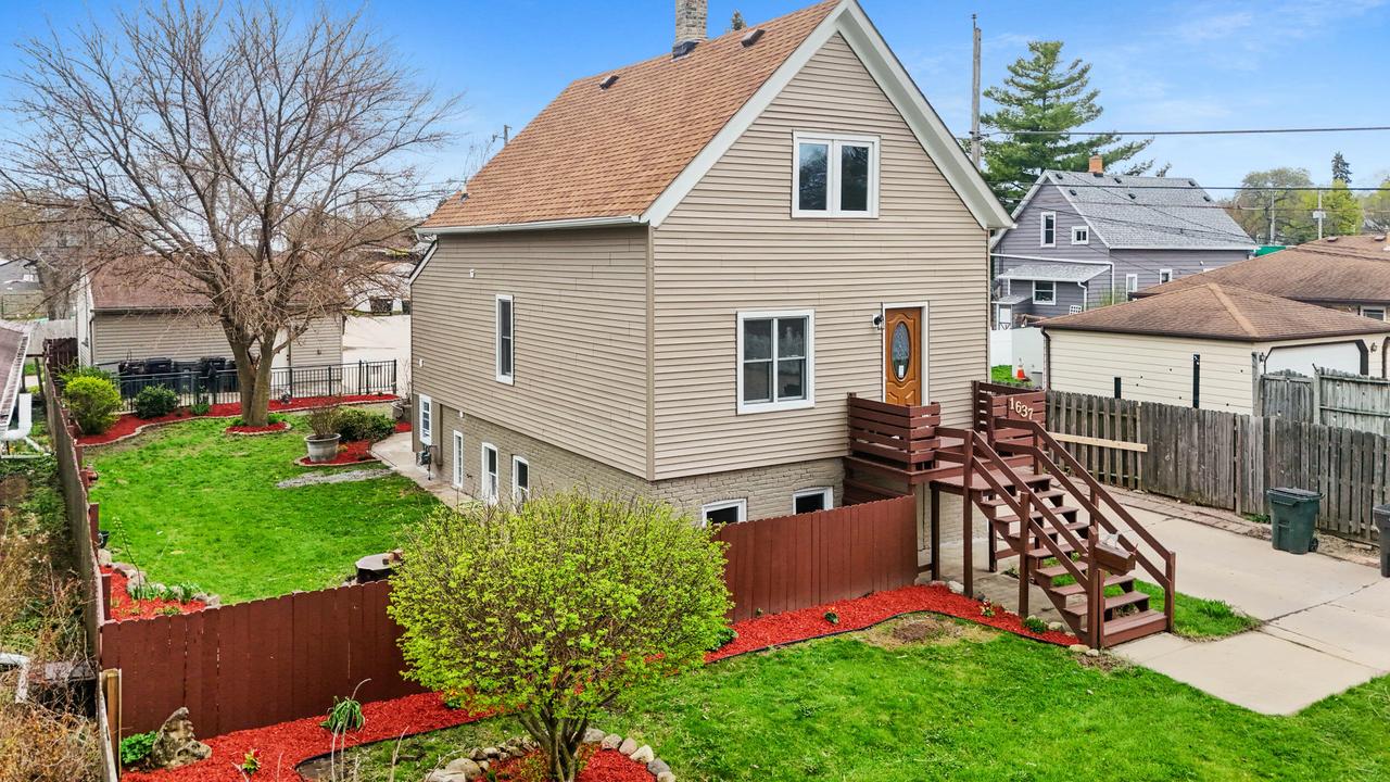 1637 Maple St, South Milwaukee, WI 53172