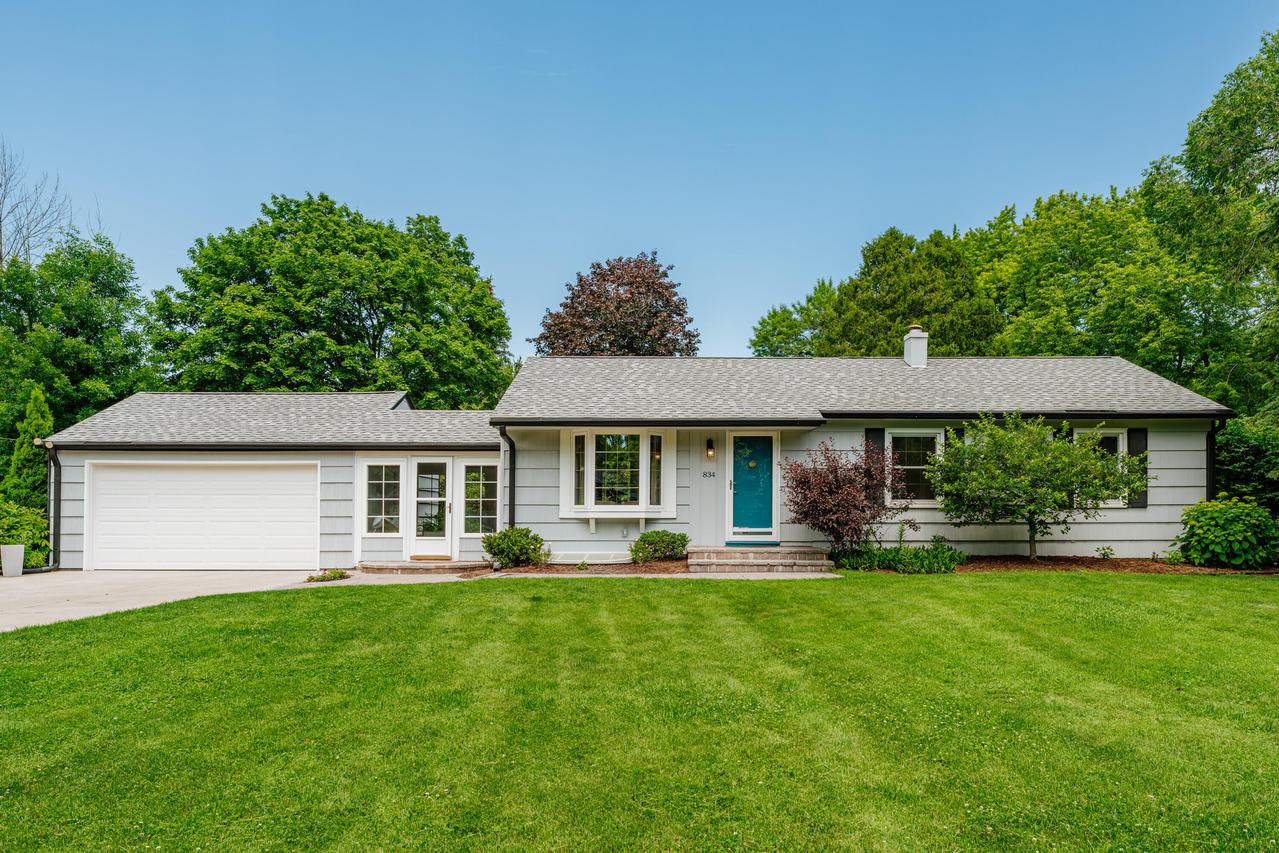 834 E Glencoe Pl, Bayside, WI 53217