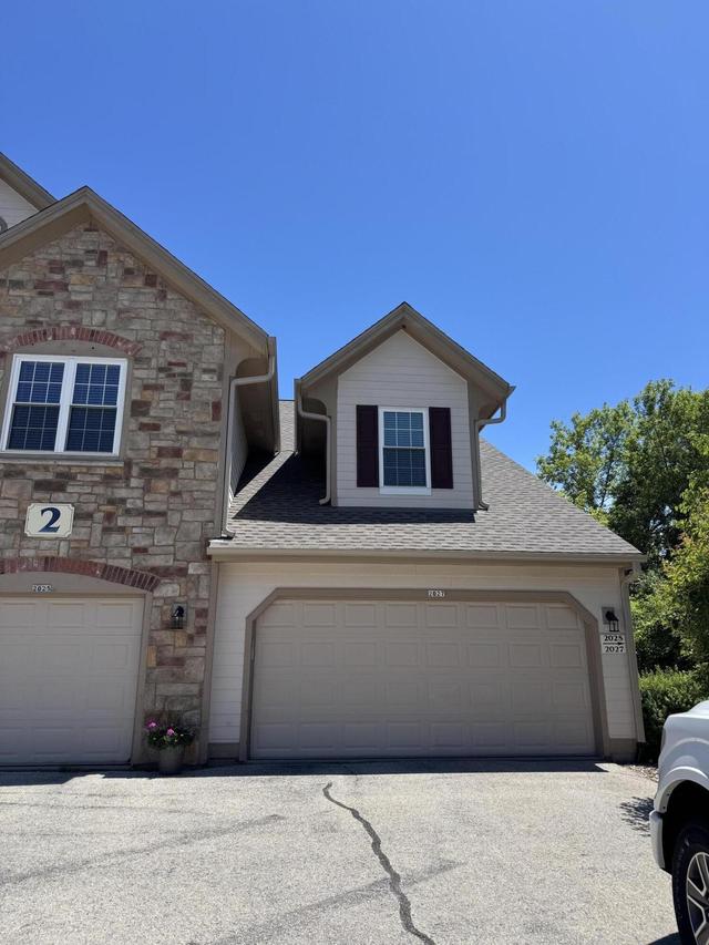 2027 W Vista Bella Dr, Oak Creek, WI 53154