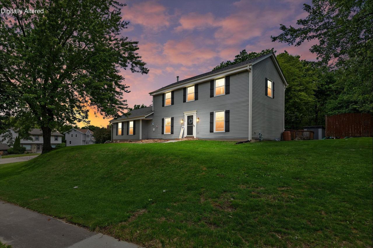 1028 S Imperial Dr, Hartland, WI 53029