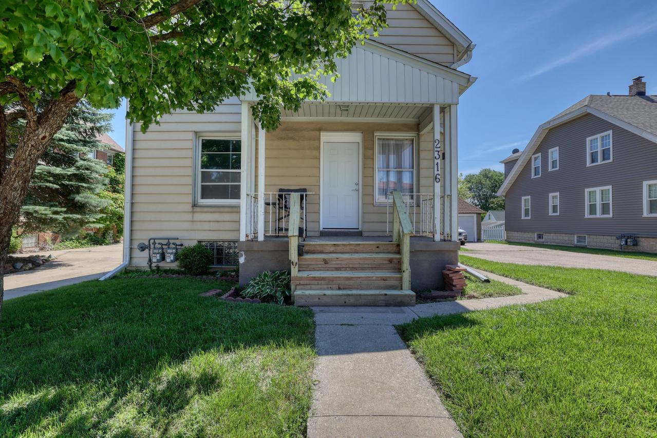 2316 S 84th St, West Allis, WI 53227