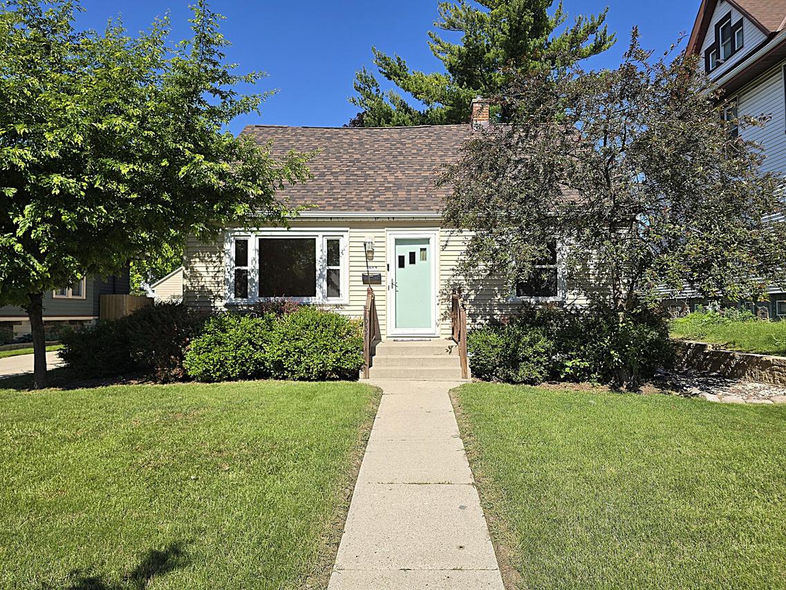 1957 S 82nd St, West Allis, WI 53219
