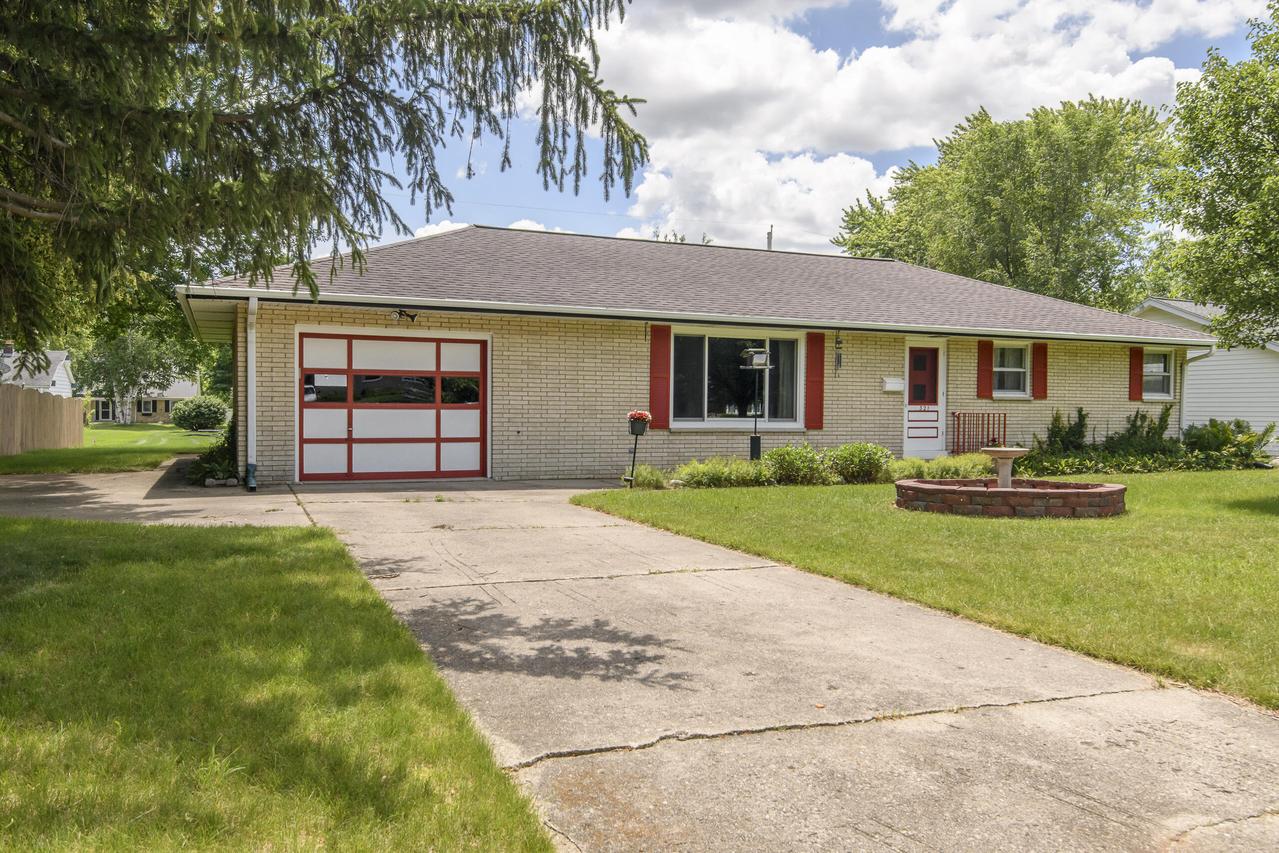 321 Macarthur Dr, Mukwonago, WI 53149