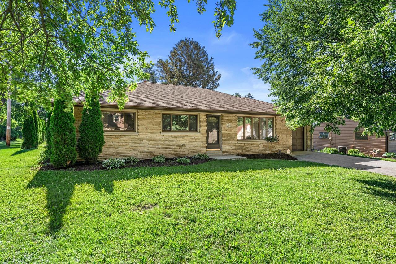 W238N6498 Elmwood Ave, Sussex, WI 53089