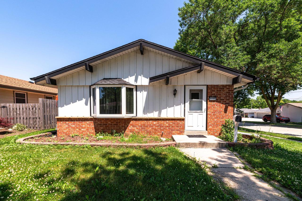 3490 E Van Beck Ave, Saint Francis, WI 53235