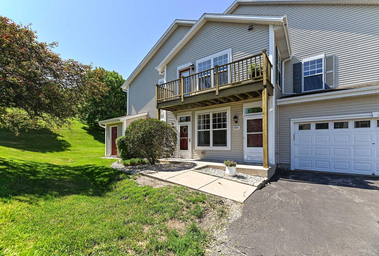 1202 Woodbury Cmn #A, Waukesha, WI 53189