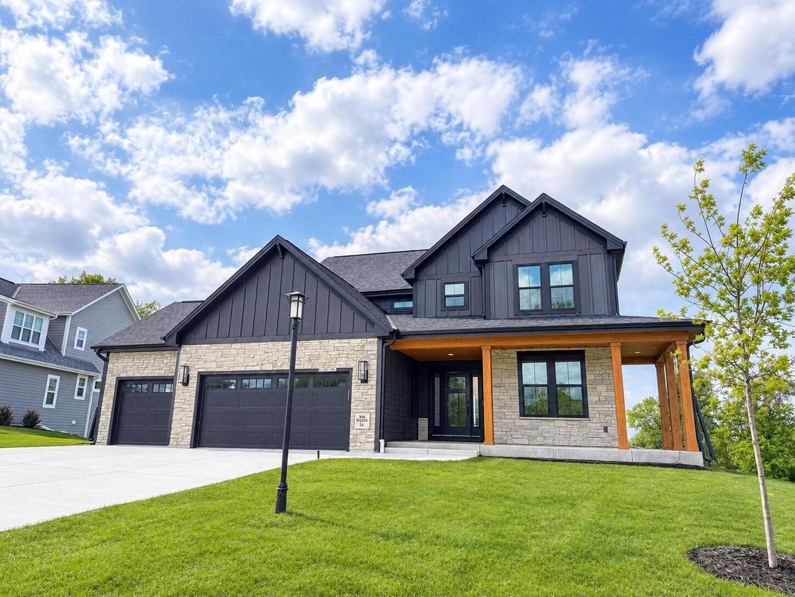 N66W21485 Sagebrush Dr, Menomonee Falls, WI 53051