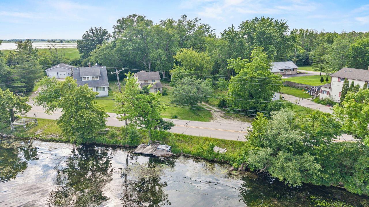 7110 N Tichigan Rd, Waterford, WI 53185