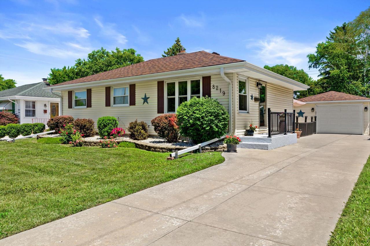 8219 26th Ave, Kenosha, WI 53143