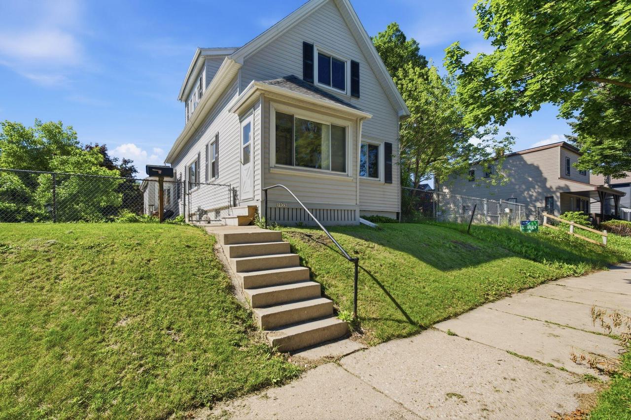 1035 E Potter Ave, Milwaukee, WI 53207