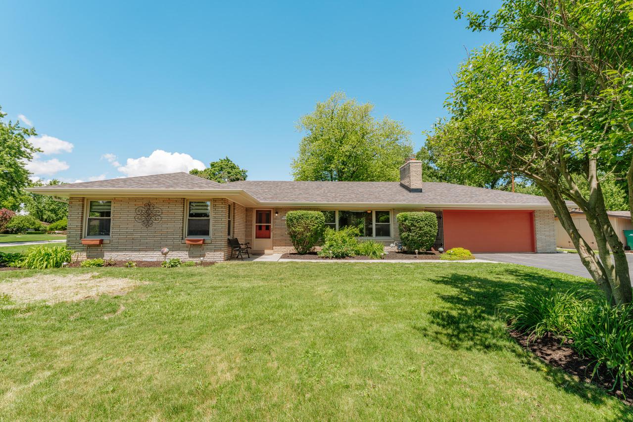 N68W15240 Prudence Dr, Menomonee Falls, WI 53051