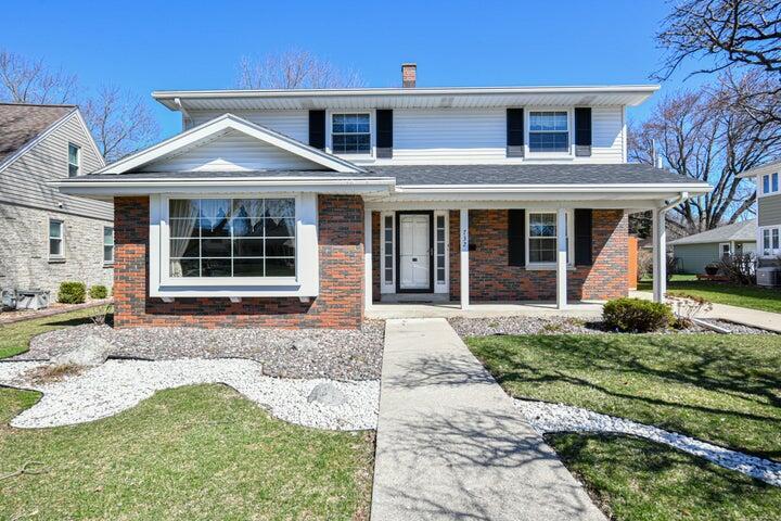 732 N Cumberland Dr, Waukesha, WI 53188