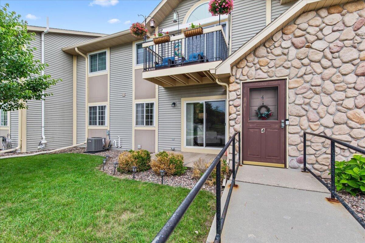 320 E Washington St #4, Slinger, WI 53086