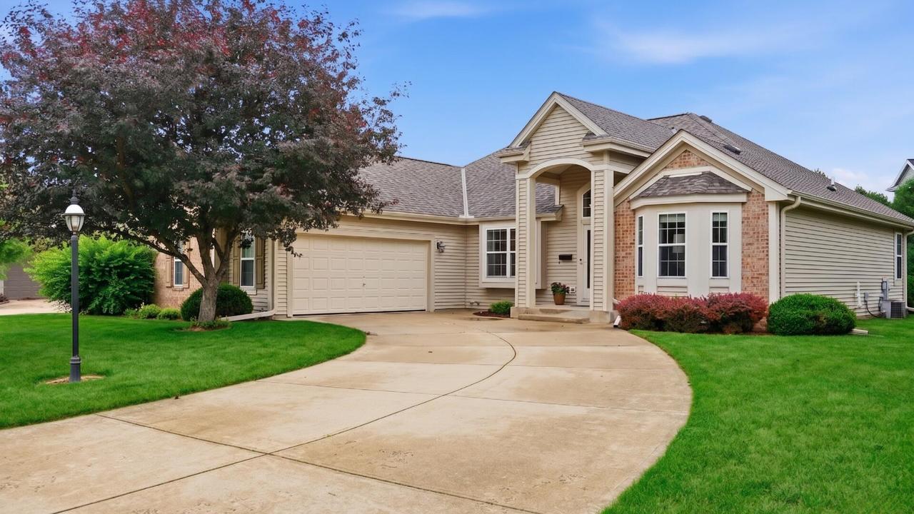 268 Lakeridge Dr, Oconomowoc, WI 53066