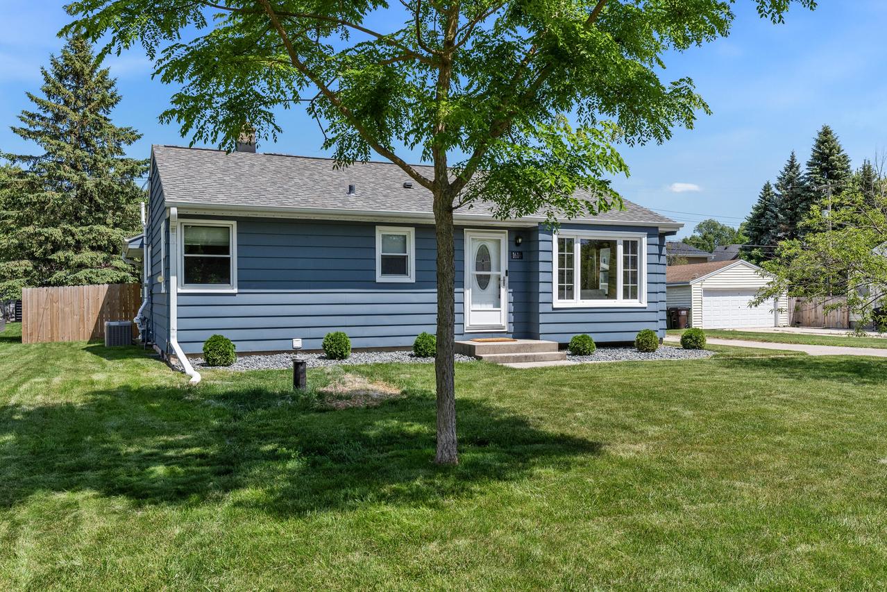 1616 S 167th St, New Berlin, WI 53151