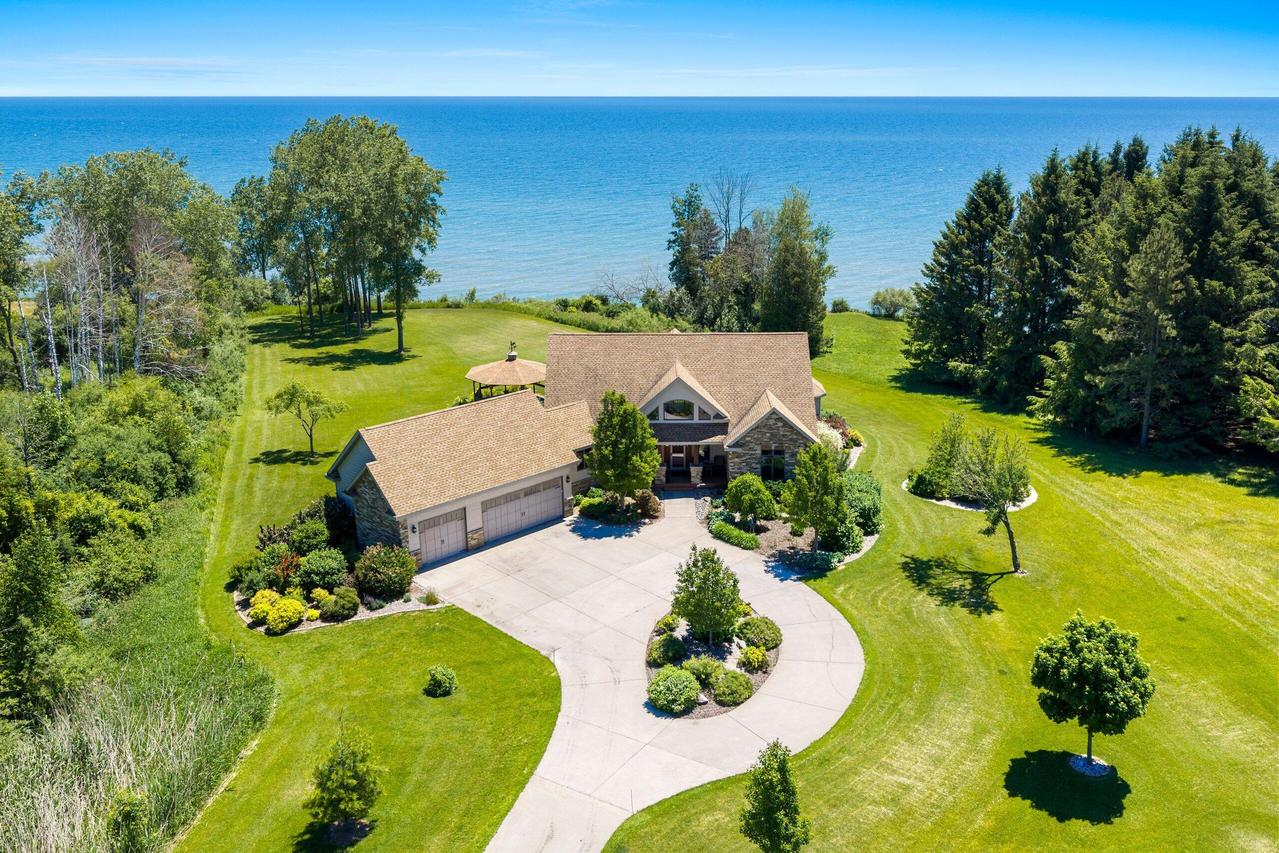 5317 S 10th St, Manitowoc, WI 54220