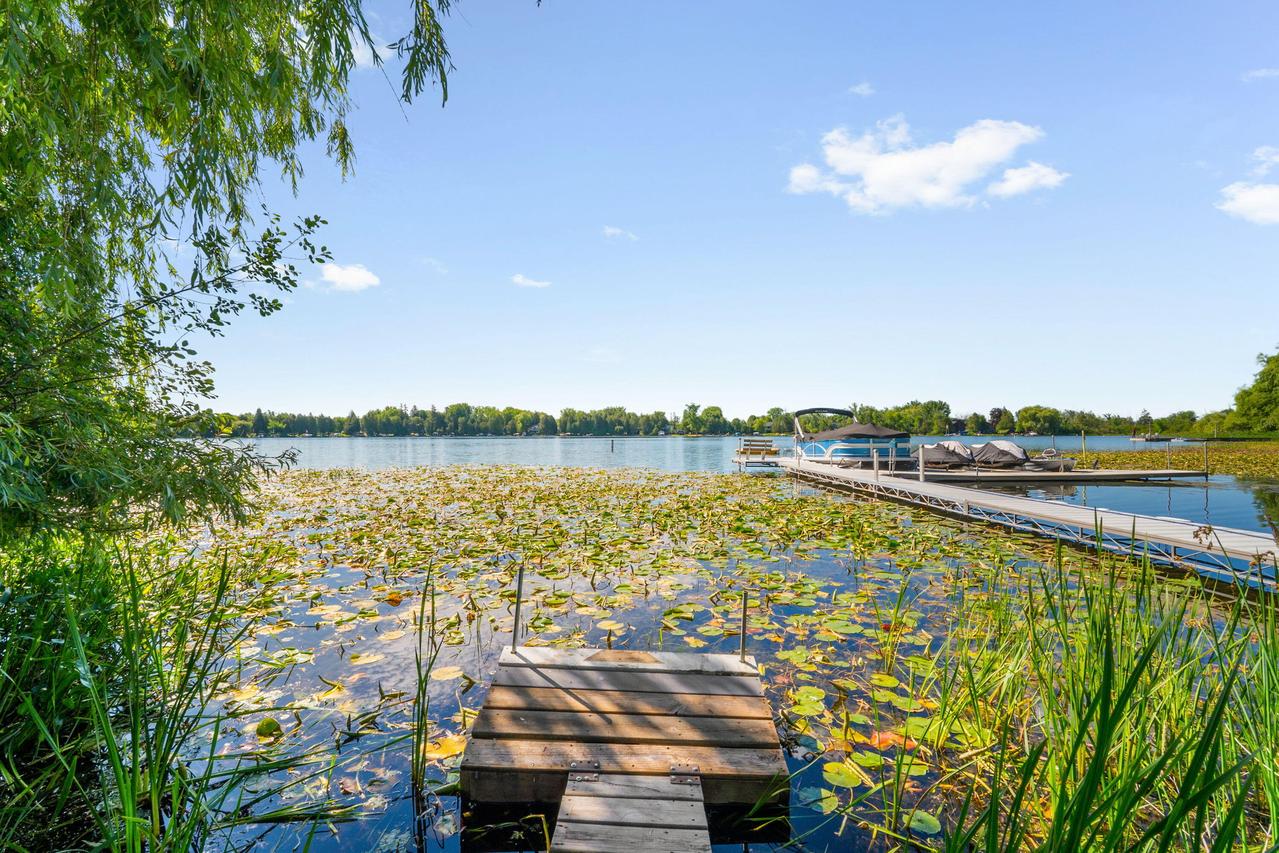 1395 Lakeview Rd, Farmington, WI 53090