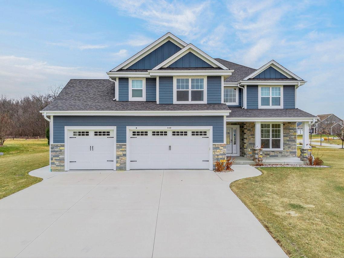 3128 W Hidden Oaks Dr, Franklin, WI 53132