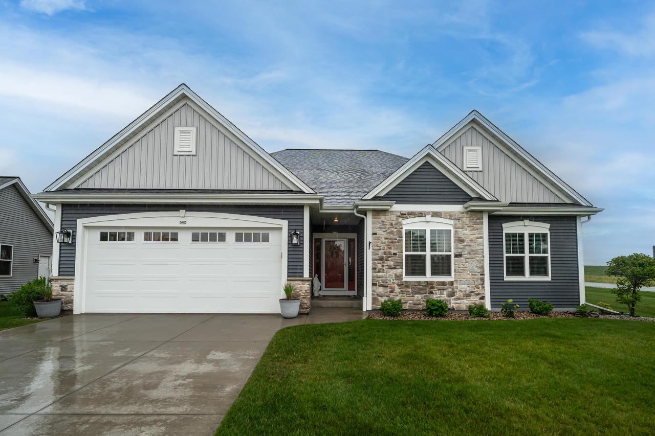 542 Tahoe Ln, Hartford, WI 53027