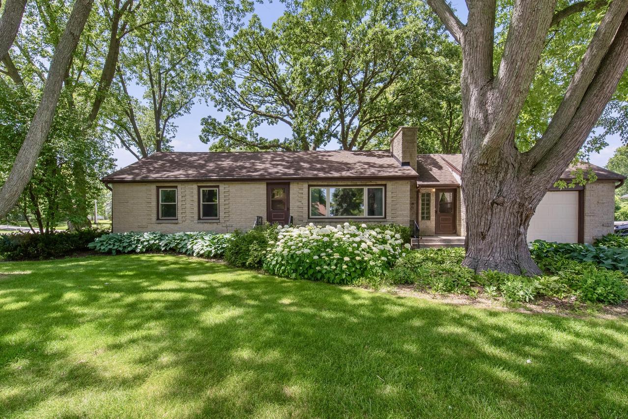 5375 S Tuckaway Dr, Greenfield, WI 53221