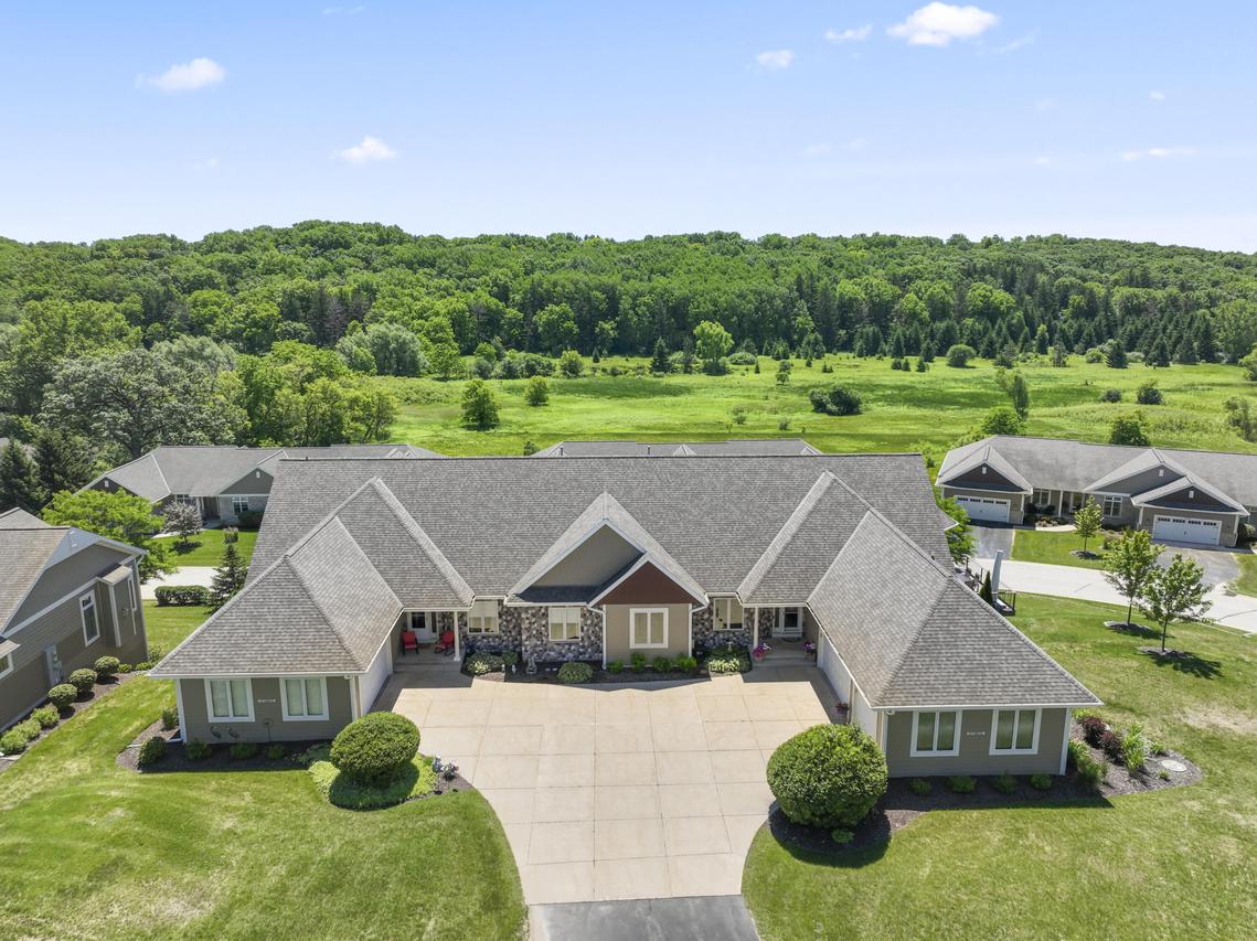W314N352 Lara Ln #402, Delafield, WI 53018