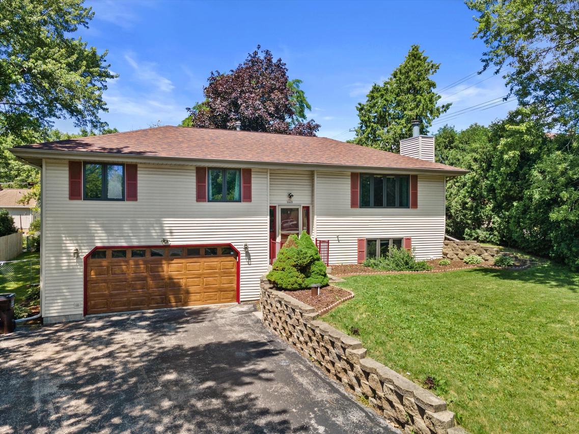 1415 S 167th St, New Berlin, WI 53151