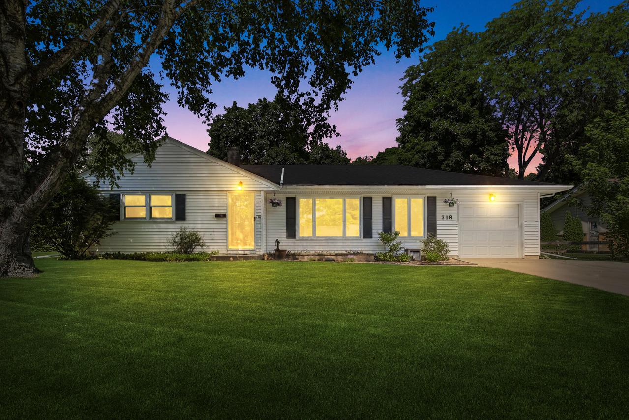 718 S Silverbrook Dr, West Bend, WI 53095