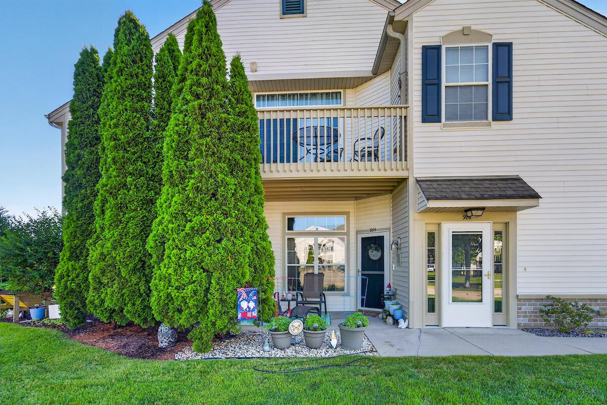 985 Hastings Ct #101, Mount Pleasant, WI 53406