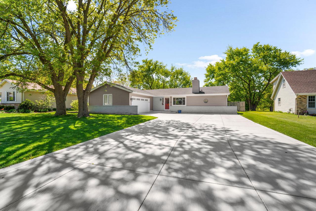 15449 W Mayflower Dr, New Berlin, WI 53151