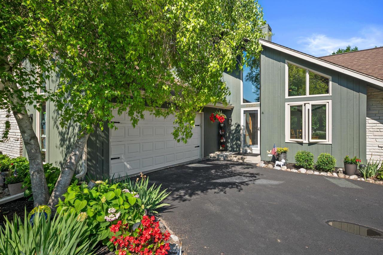 5220 S Skyline Dr, New Berlin, WI 53151