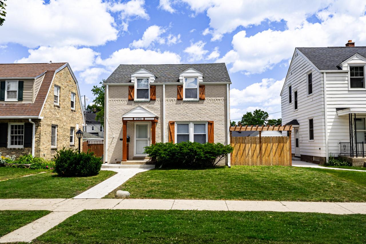 2350 S 56th St, West Allis, WI 53219