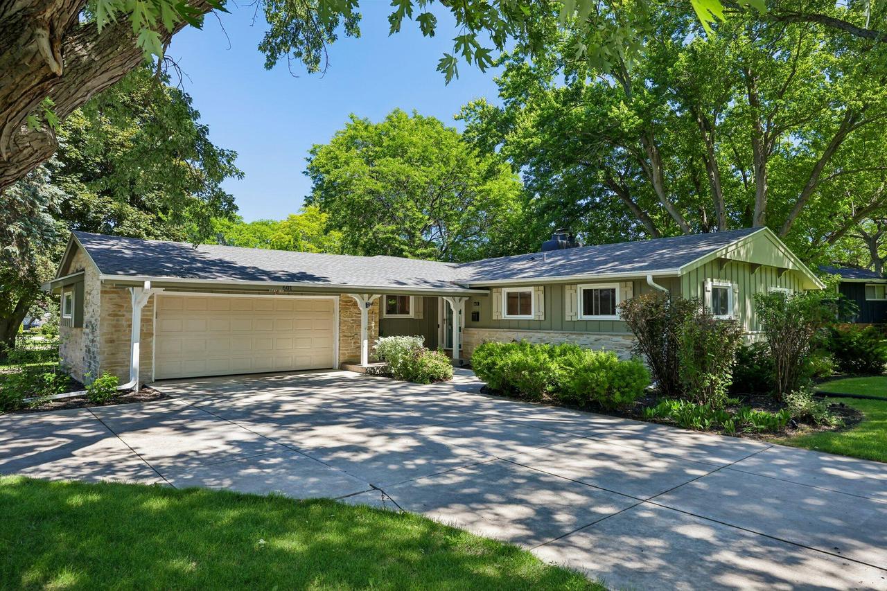 601 W Grand Ave, Thiensville, WI 53092